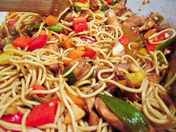 Super Easy Chicken & Bell Pepper Chow Mein - The Spiced Life